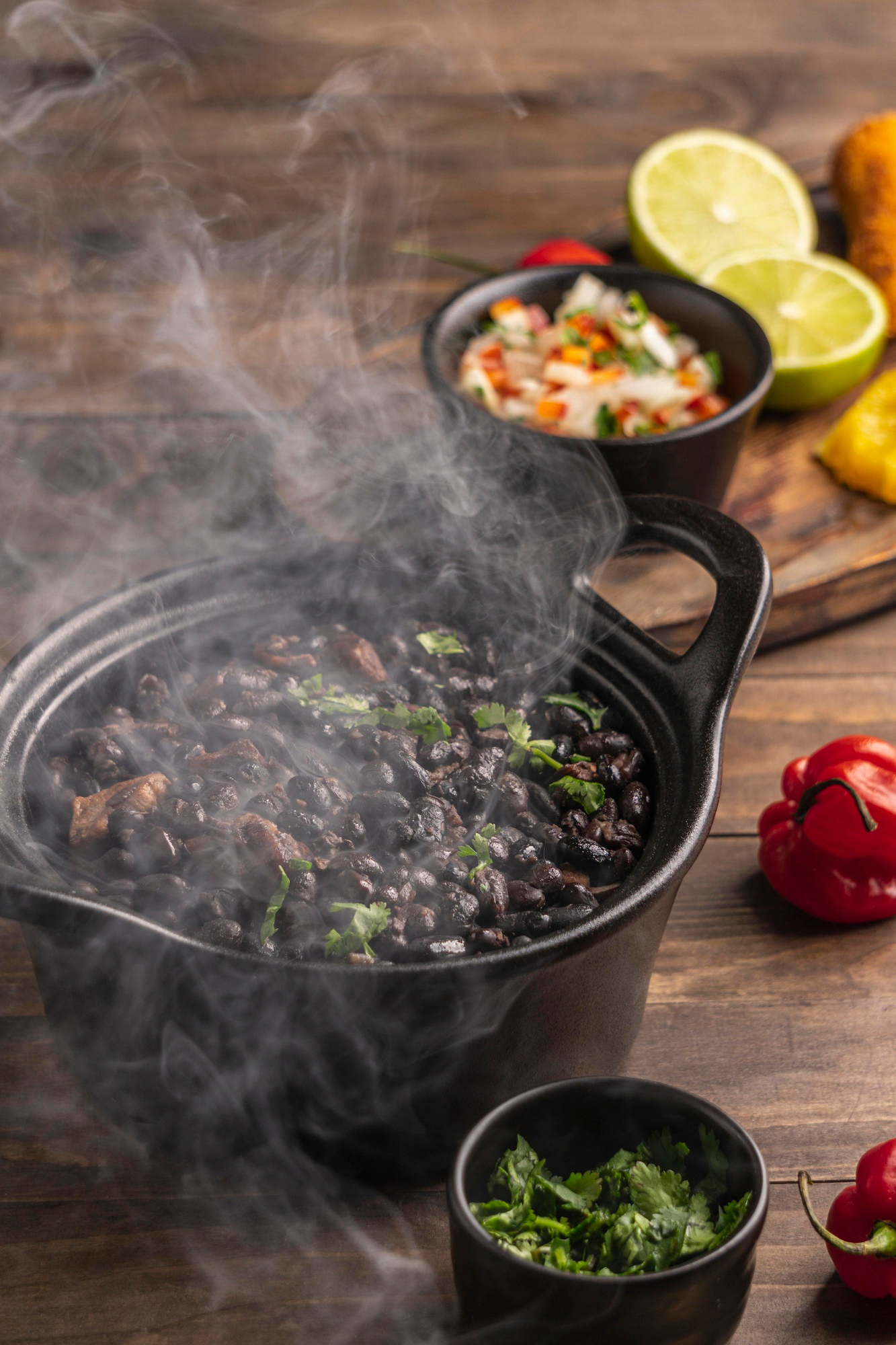 Feijoada servida na panela de ferro